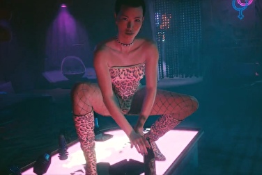 在《赛博朋克2077》中走进一家脱衣舞俱乐部并与一名妓女性交